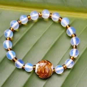 Beaded bracelet with crystal center bead
